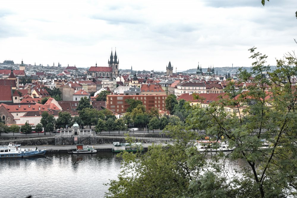 Rezidenci U Milosrdných navrhl architekt Zdeněk Fránek, jeho návrh vzešel jako vítězný z architektonické soutěže.
