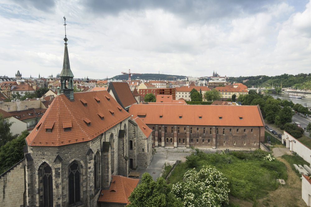 V historickém jádru hned vedle Anežského kláštera vzniká bytový dům podle projektu ateliéru Zdeňka Fránka.