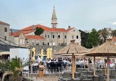 Přímořské městečko Budva patří mezi nejoblíbenější letoviska v Černé Hoře. Od letiště v Tivatu to tam trvá půl hodiny autem.