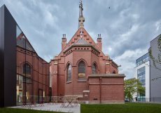 Původní luteránský Červený kostel v Olomouci byl od roku 1959 uzavřen veřejnosti a byl využíván jako depozit knih Vědecké knihovny Olomouc.
