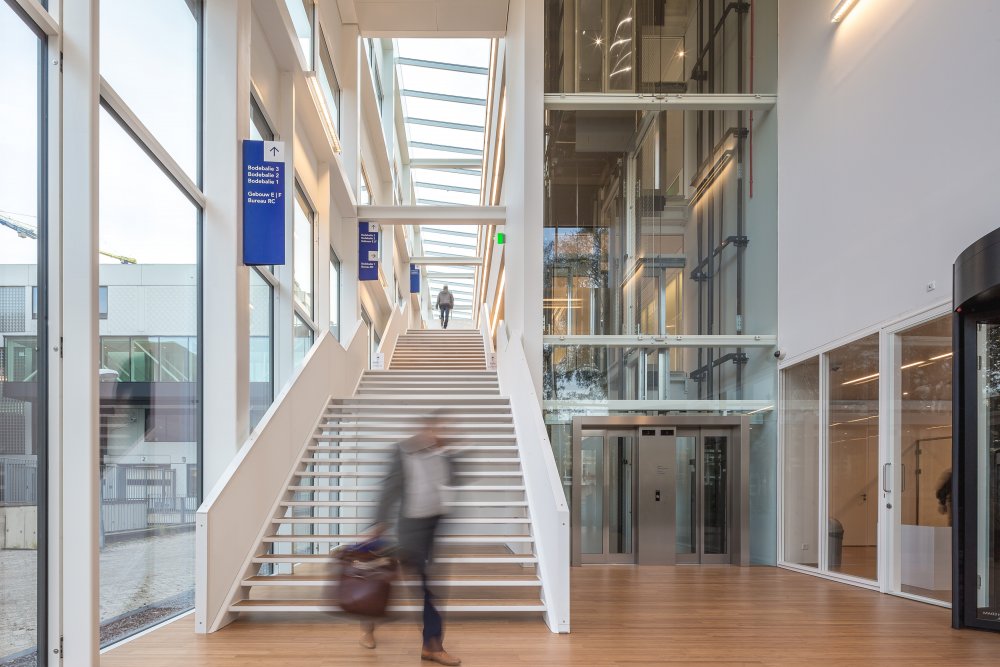 Inspirativním projektem je v tomto ohledu dočasná budova soudu v Amsterdamu, která se stala přechodným útočištěm po dobu výstavby nového soudního komplexu. Budova musela být reprezentativní a velmi kvalitní. Nesměla vypadat provizorně. Po dokončení nového soudního areálu byl dočasný objekt demontován a v Enschede vzdáleném od Amsterdamu asi 140 kilometrů byl z původního materiálu znovu postaven. V budově, která je téměř identická s tou amsterdamskou, jsou kanceláře a prostory pro výzkum.
