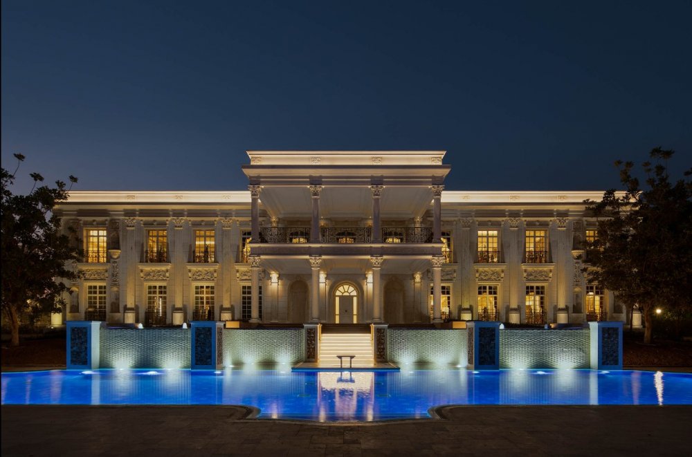 Zámek evokující Versailles je na prodej v Dubaji za 750 milionů dirhamů, což z něj dělá nejdražší dům na realitním trhu ve městě, kde je o luxusní nemovitosti stále obrovská poptávka.