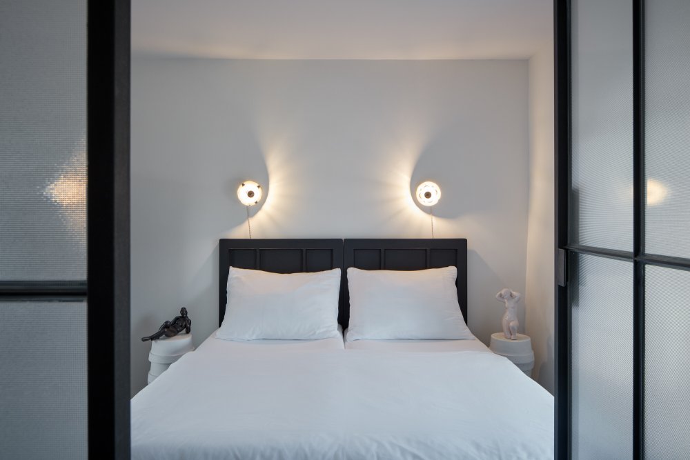 Sádrové formy architekti použili jako stolky, stínidla svítidel nebo čistě jako objekty estetického zájmu.