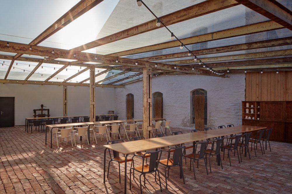 V objektu se v přízemí nově nachází restaurace s kuchyní. Na restauraci navazuje "zahrádka".
