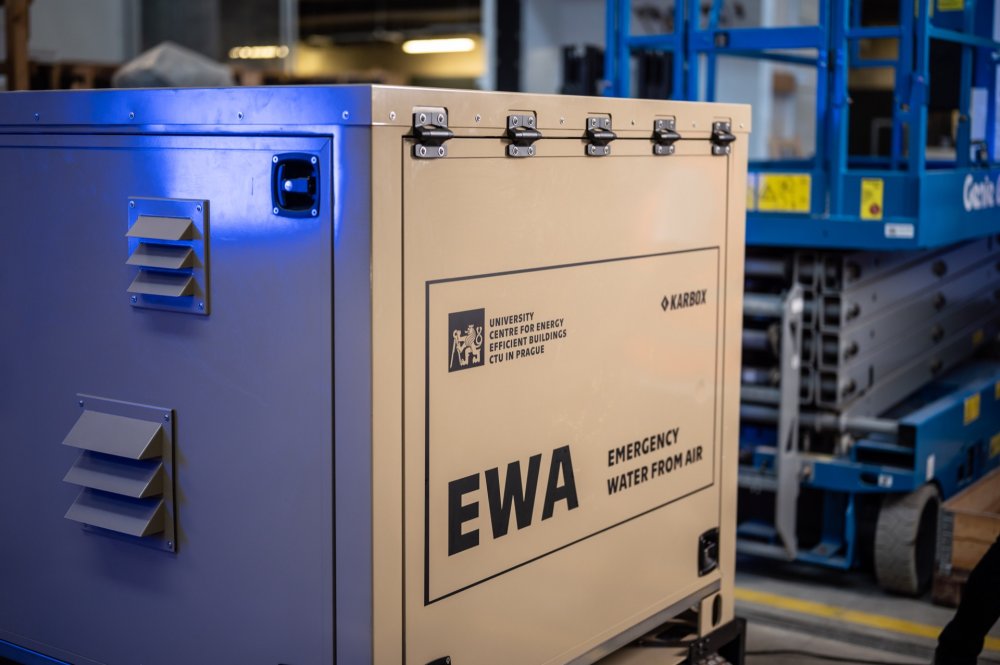 Výrobce konteinerů Karbox, který je součástí holdingu, vyvinul ve spolupráci s Univerzitním centrem energeticky efektivních budov ČVUT zařízení EWA, které dokáže ve velmi suchém prostředí za den získat 25 až 30 litrů vody.