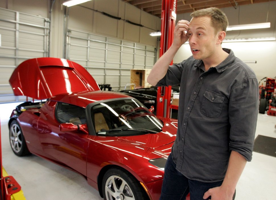 Šéf Tesly Elon Musk stojí před modelem Roadster v tehdejším showroomu firmy v Menlo Parku, 9. prosince 2008.