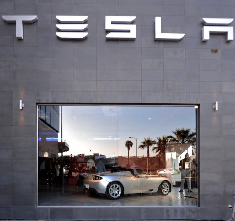 Tesla Roadster v prvním otevřeném obchodě Tesla Flagship, 1. května 2008 v Los Angeles.