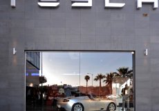 Tesla Roadster v prvním otevřeném obchodě Tesla Flagship, 1. května 2008 v Los Angeles.