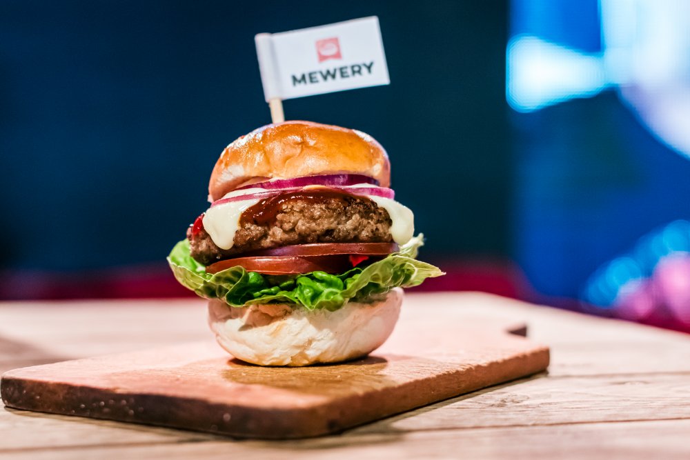 Češi dali světu první vepřový burger, kvůli kterému nezemřelo jediné prase.