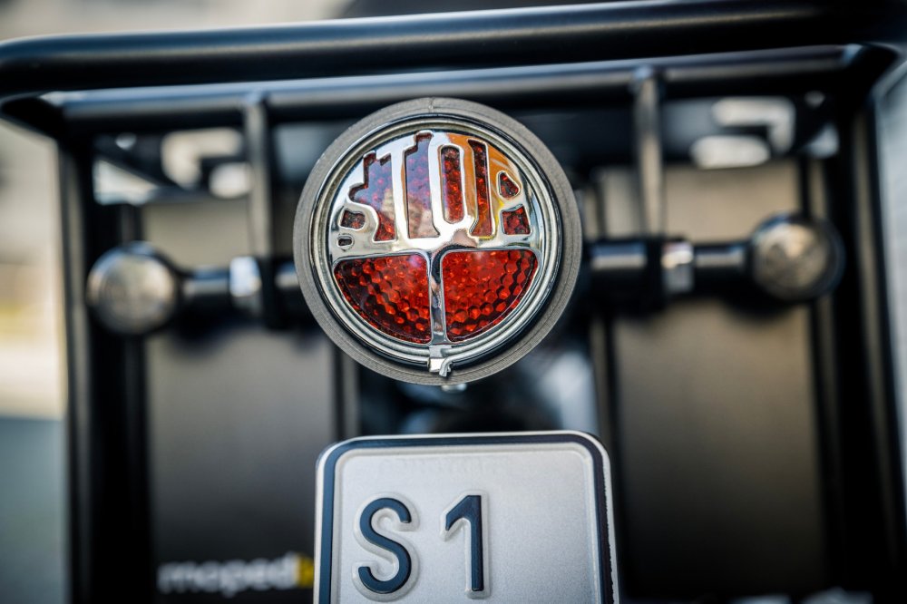 Detail zadního světla u elektromopedu Mopedix