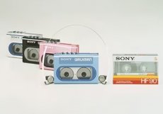 V roce 1983 Sony pokročilo v oblíbeném japonském trendu miniaturizace a poslalo na trh walkman WM-20, který byl jen o málo větší než samotná magnetofonová kazeta.