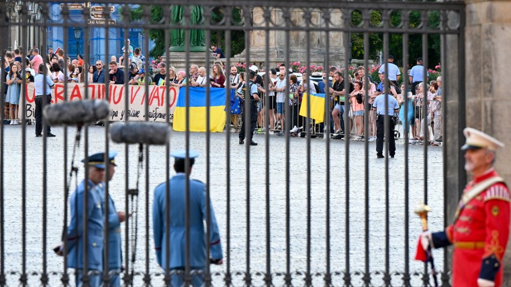 Lidé čekají před Pražským hradem na ukrajinského prezidenta Volodymyra Zelenského, který se zde setká s českým prezidentem Petrem Pavlem, 6. července 2023.