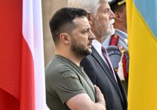 Ukrajinský prezident Volodymyr Zelenskyj (vlevo) a český prezident Petr Pavel (uprostřed) při státních hymnách 6. července 2023 na Pražském hradě.