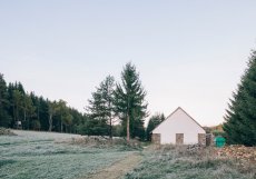 Objekt bývalé kovárny se stodolou stojí v údolí řeky Blanice, na téměř nedotčeném místě v Pošumaví.