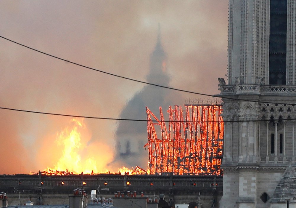 Světoznámou architektonickou a církevní památku v srdci Paříže zachvátily plameny 15. dubna 2019. Oheň se rozšířil v krovu a pohltil rozsáhlé části středověké budovy. Příčina požáru ještě nebyla zcela objasněna. Katastrofu mohla způsobit závada v elektroinstalaci nebo nedopalek cigarety. 