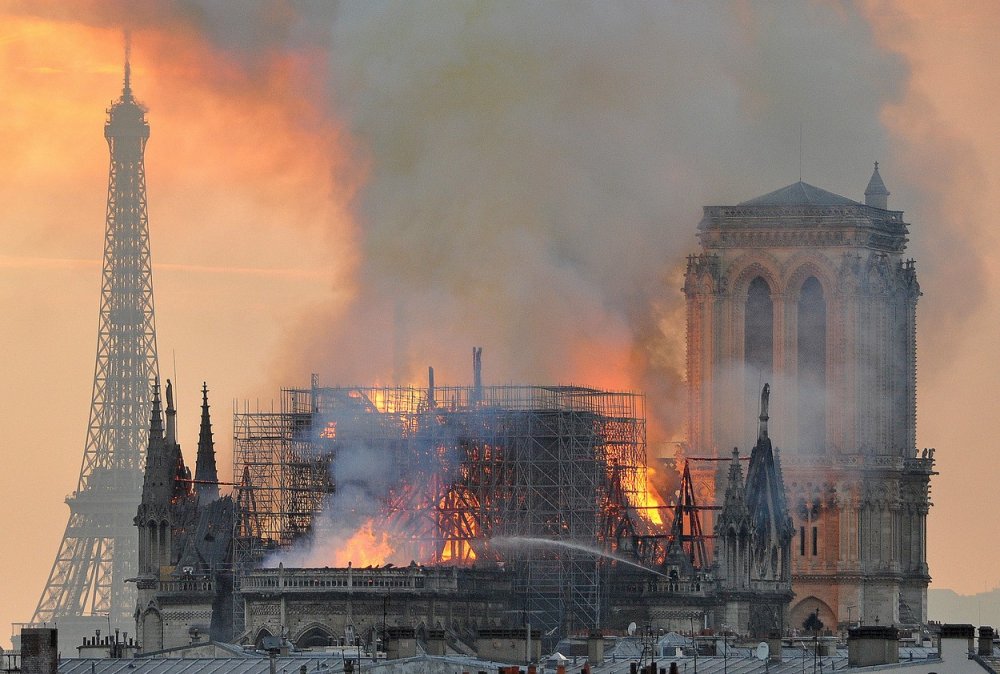 Světoznámou architektonickou a církevní památku v srdci Paříže zachvátily plameny 15. dubna 2019. Oheň se rozšířil v krovu a pohltil rozsáhlé části středověké budovy. Příčina požáru ještě nebyla zcela objasněna. Katastrofu mohla způsobit závada v elektroinstalaci nebo nedopalek cigarety. 