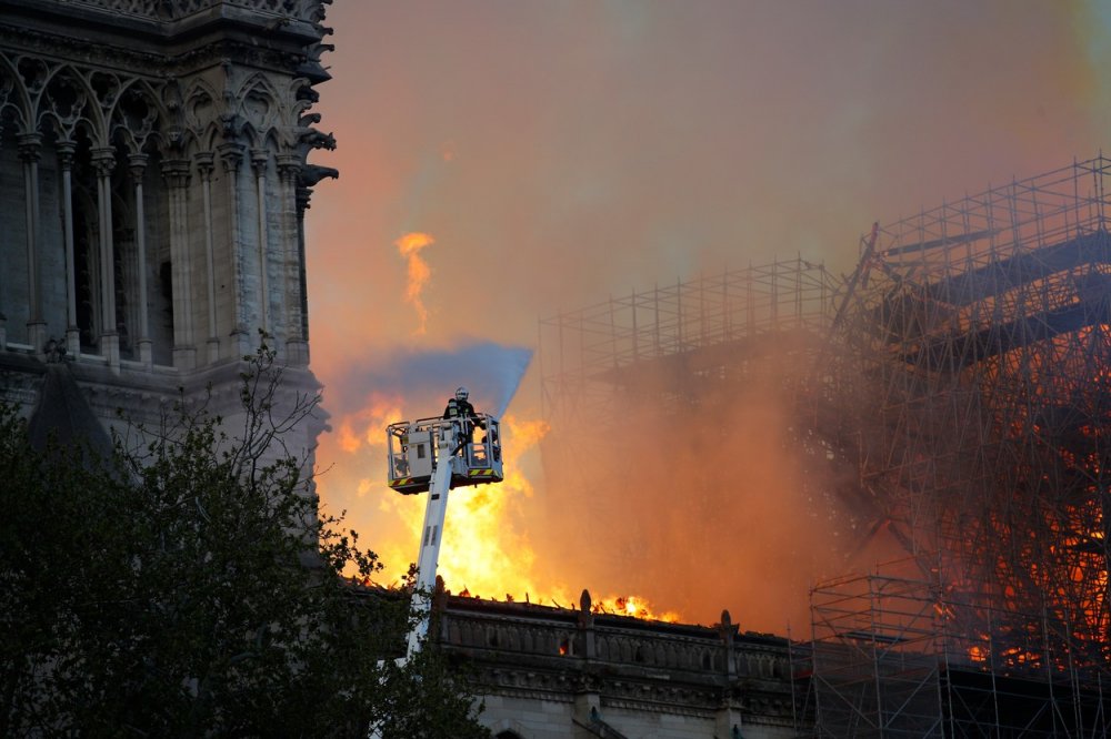 Světoznámou architektonickou a církevní památku v srdci Paříže zachvátily plameny 15. dubna 2019. Oheň se rozšířil v krovu a pohltil rozsáhlé části středověké budovy. Příčina požáru ještě nebyla zcela objasněna. Katastrofu mohla způsobit závada v elektroinstalaci nebo nedopalek cigarety. 