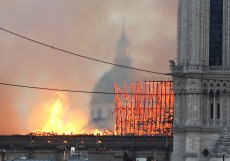 Světoznámou architektonickou a církevní památku v srdci Paříže zachvátily plameny 15. dubna 2019. Oheň se rozšířil v krovu a pohltil rozsáhlé části středověké budovy. Příčina požáru ještě nebyla zcela objasněna. Katastrofu mohla způsobit závada v elektroinstalaci nebo nedopalek cigarety. 