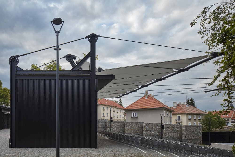Snížením kapacity vznikl prostor potřebný k "oddělení" se od bytové výstavby v sousedství.