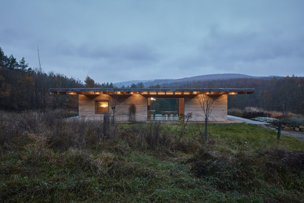 Architektka pracovala se zadáním navrhnout dům, který bude v co největším kontaktu s přírodou.