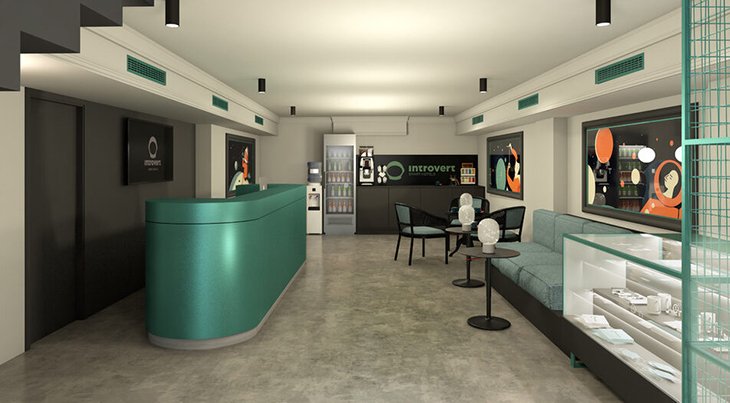 První chytrý „smart“ hotel řetězce Introvert se otevírá už tento měsíc v bulharské Sofii. Jeho základní konceptem je digitalizace a fungování zcela bez personálu. Do konce roku budou podle nově vzniklé společnosti Smartotel, která funguje jako investor nové hotelové sítě, následovat další dva hotely, a to v ještě jeden v Sofii a další na Kypru.