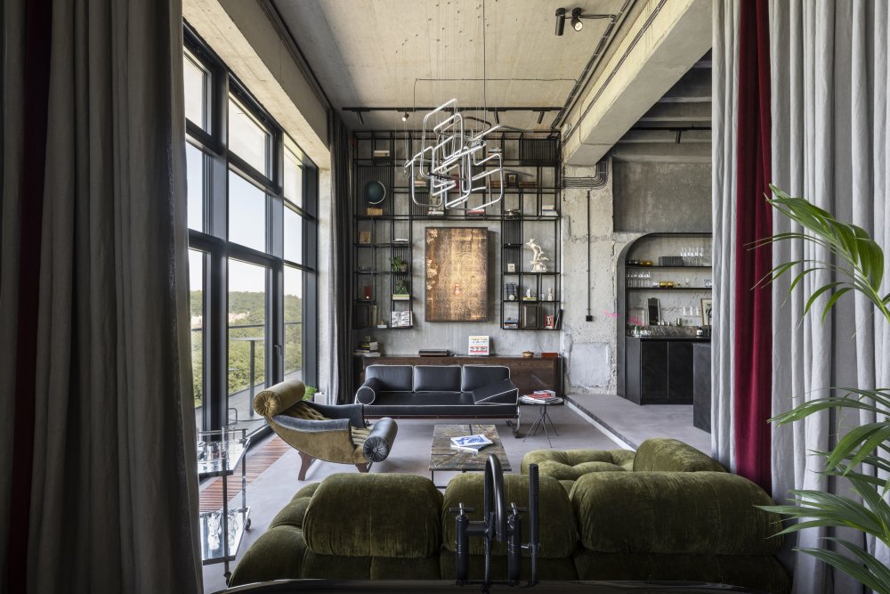 V moderním pojetí loftového bytu od studia SKULL se odráží designové trendy první republiky, které se mísí s (post)industriální architekturou.