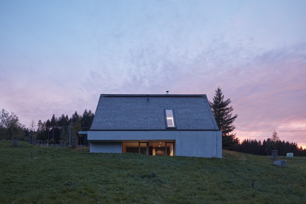 Víkendový dům v téměř nezastavěné krajině Beskyd navrhli architekti ze studia Pavel Míček Architects.