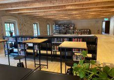 Nová pobočka Městské knihovny Praha se otevřela zatím ve zkušebním provozu 24. července 2023.