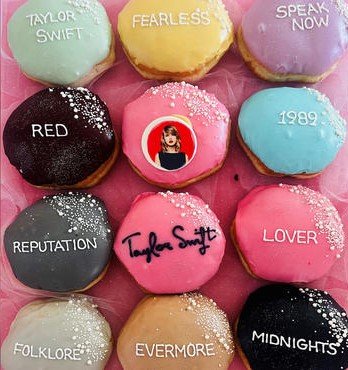 Glam Doll Donuts v Minneapolisu nyní vyrábí i speciální sadu koblih alias donuts o 12 kusech připomínající alba Taylor Swift.