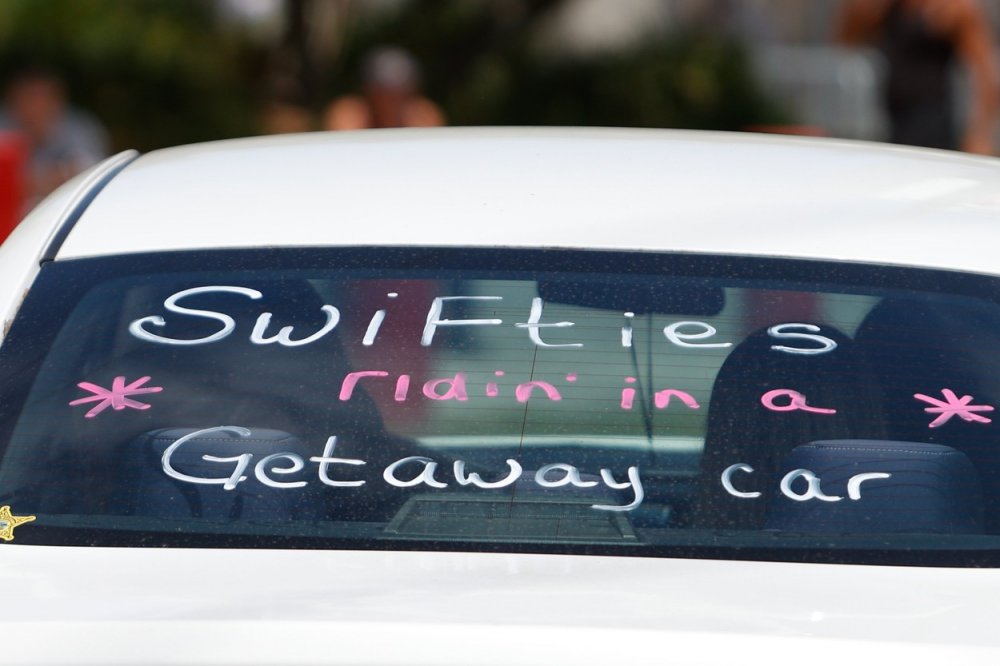 Majitelé aut hrdě na své vozy píší, ke které hudební hvězdě se právě hlásí, jako například na koncertě Taylor Swift v Tampě 13. dubna 2023.
