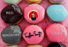 Glam Doll Donuts v Minneapolisu nyní vyrábí i speciální sadu koblih alias donuts o 12 kusech připomínající alba Taylor Swift.