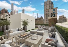 Dům nabízí i 325 metrů venkovní plochy včetně střešní terasy s výhledem na Manhattan.