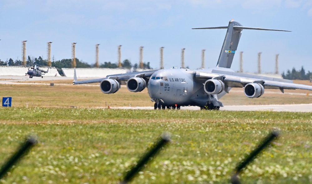 Transportní letoun C-17 Globemaster americké armády dosedl na přistávací plochu náměšťské základny dnes okolo poledne. 