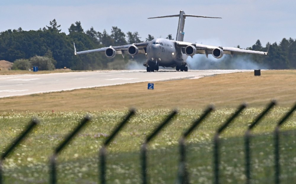 Přílet transportního letounu C-17 americké armády s dodávkou prvních dvou bitevních vrtulníků Bell AH-1Z Viper na 22. základnu vrtulníkového letectva, 26. července 2023, Náměšť nad Oslavou, Třebíčsko.