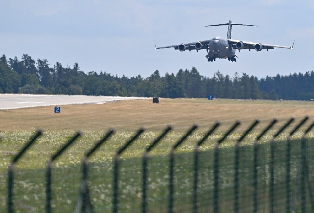 Přílet transportního letounu C-17 americké armády s dodávkou prvních dvou bitevních vrtulníků Bell AH-1Z Viper na 22. základnu vrtulníkového letectva, 26. července 2023, Náměšť nad Oslavou, Třebíčsko.