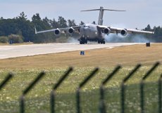 Přílet transportního letounu C-17 americké armády s dodávkou prvních dvou bitevních vrtulníků Bell AH-1Z Viper na 22. základnu vrtulníkového letectva, 26. července 2023, Náměšť nad Oslavou, Třebíčsko.