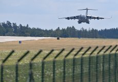 Přílet transportního letounu C-17 americké armády s dodávkou prvních dvou bitevních vrtulníků Bell AH-1Z Viper na 22. základnu vrtulníkového letectva, 26. července 2023, Náměšť nad Oslavou, Třebíčsko.