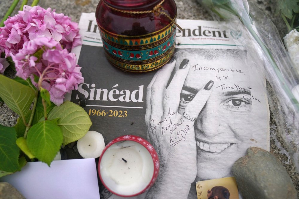 Ve středu 26. července ve věku 56 let zemřela slavná a charismatická zpěvačka Sinead O´Connor. Před jejím bývalým domem v irském Bray si lidé připomínali její památku, čtvrtek 27. července 2023.