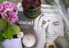 Ve středu 26. července ve věku 56 let zemřela slavná a charismatická zpěvačka Sinead O´Connor. Před jejím bývalým domem v irském Bray si lidé připomínali její památku, čtvrtek 27. července 2023.