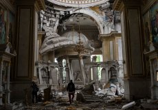 Církevní personál prohlíží škody v katedrále Proměnění Páně v Oděse na Ukrajině v neděli 23. července 2023 po ruských raketových útocích.