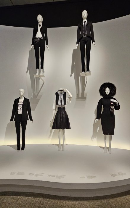 Poslední závěrečná galerie modelů Karla Lagerfelda na výstavě "Linie krásy" v newyorské MET.