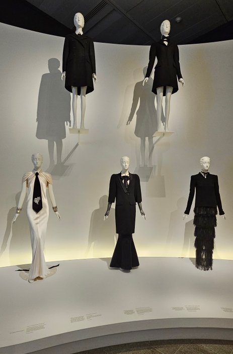 Poslední závěrečná galerie modelů Karla Lagerfelda na výstavě "Linie krásy" v newyorské MET.
