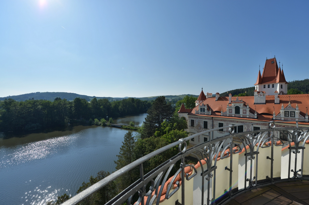 Raně barokní zámek vznikl ve druhé polovině 17. století, v roce 1897 byl přestavěn vídeňskými architekty do pseudorenesanční podoby.