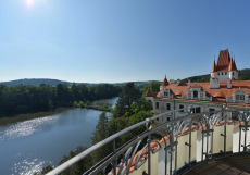 Raně barokní zámek vznikl ve druhé polovině 17. století, v roce 1897 byl přestavěn vídeňskými architekty do pseudorenesanční podoby.