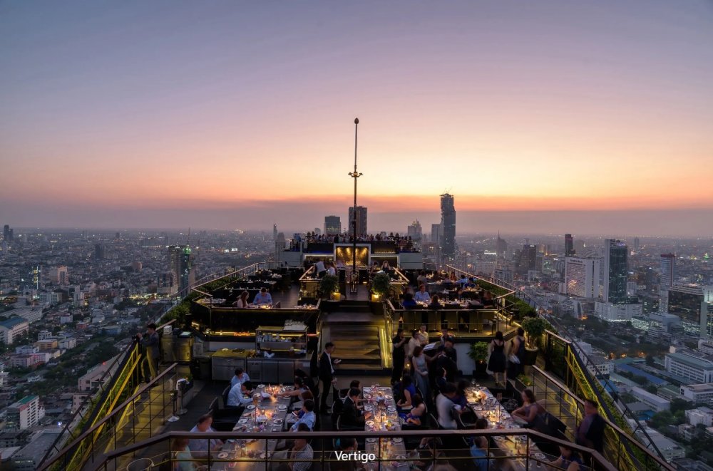 Vertigo - BANYAN TREE BANGKOK, Bangkok, Thajsko  Poslední patra jedné z nejvyšších budov Bangkoku patří hotelu Banyan Tree. Ten na 61.patře, na střeše tohoto mrakodrapu, provozuje přímo pod hvězdami unikátní restauraci Vertigo a Moon bar s ohromujícím výhledem na celé velkoměsto. Speciální konstrukce navozuje iluzi, jako když plujete nad městem.