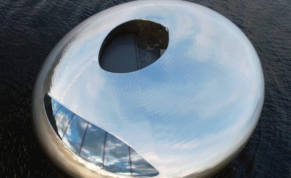 Oko lososa (Salmon Eye) v norském fjordu Hardangerfjord - Jeho blískavou fasádu tvoří 9 500 nerezových plátů a celkově celý pavilón o průměru 25 metrů váží 1256 tun. Uvnitř poskytuje zážitkový prostor o rozloze 650 metrů čtverečních pro účely výstav a přednášek o akvakultuře. Nově se zde ale otevřel i unikátní restaurační koncept Iris s expedičním stolováním.