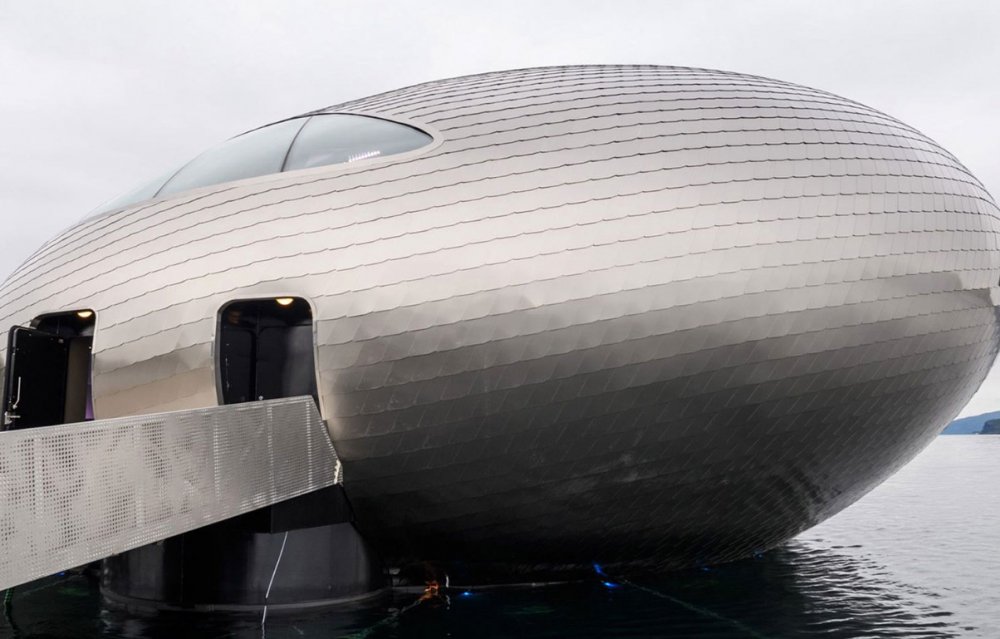 Oko lososa (Salmon Eye) v norském fjordu Hardangerfjord - Jeho blískavou fasádu tvoří 9 500 nerezových plátů a celkově celý pavilón o průměru 25 metrů váží 1256 tun. Uvnitř poskytuje zážitkový prostor o rozloze 650 metrů čtverečních pro účely výstav a přednášek o akvakultuře. Nově se zde ale otevřel i unikátní restaurační koncept Iris s expedičním stolováním.