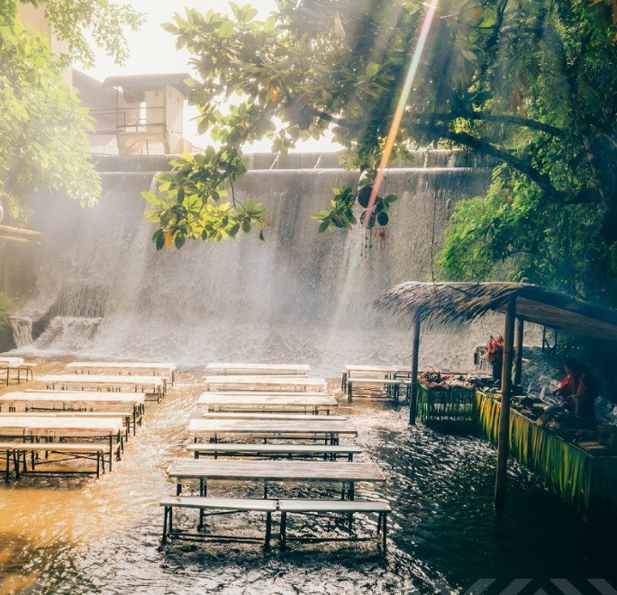 Restaurace u vodopádu - The Labassin Waterfall Restaurant, Villa Escudero Resort, San Pablo City, Filipíny Autentická místní kuchyně se podává na bambusových stolech v těsné blízkosti vodopádu, Mnozí hosté tak zde kombinují příjemné osvěžení v tekoucí vodě s debužírováním zdejších delikates.
