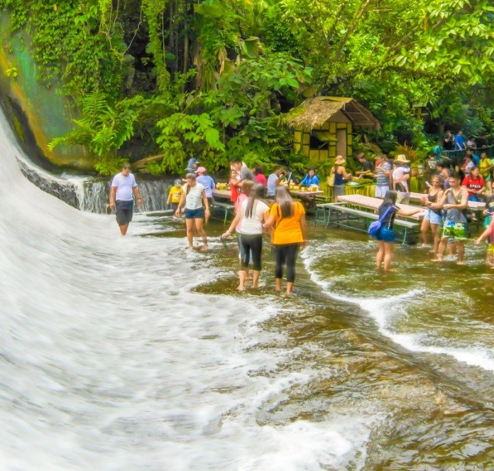 Restaurace u vodopádu - The Labassin Waterfall Restaurant, Villa Escudero Resort, San Pablo City, Filipíny Autentická místní kuchyně se podává na bambusových stolech v těsné blízkosti vodopádu, Mnozí hosté tak zde kombinují příjemné osvěžení v tekoucí vodě s debužírováním zdejších delikates.
