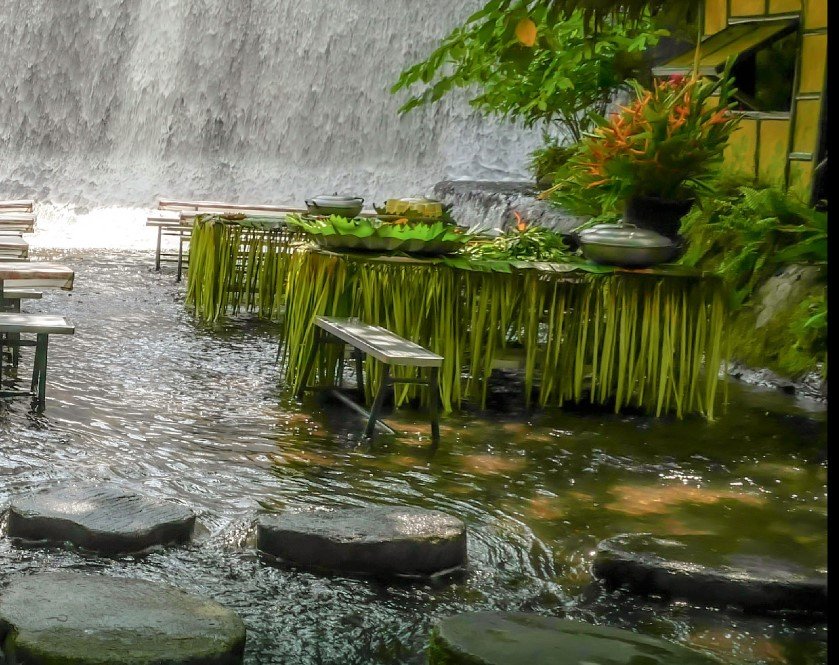 Restaurace u vodopádu - The Labassin Waterfall Restaurant, Villa Escudero Resort, San Pablo City, Filipíny Autentická místní kuchyně se podává na bambusových stolech v těsné blízkosti vodopádu, Mnozí hosté tak zde kombinují příjemné osvěžení v tekoucí vodě s debužírováním zdejších delikates.